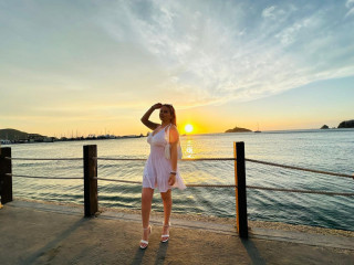 Alter: 24 / Widder - Alter: 150 / normal - Geschlecht: weiblich - Ausrichtung: bisexuell - Haare: blond / lang - Piercing: keins - bewebmaster-Alter: B - Hautfarbe: latina - Augen: schwarz - Rasur: vollrasiert